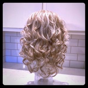 Gabor Radiant Beauty Wig in SS Sandy Blonde GUC